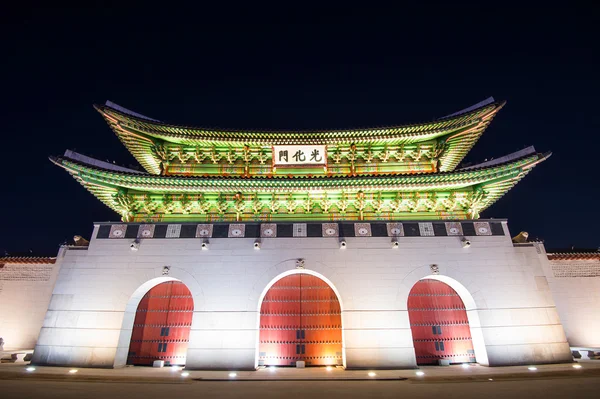 Palacio Geyongbokgung por la noche en Seúl, Corea del Sur . — Foto de Stock