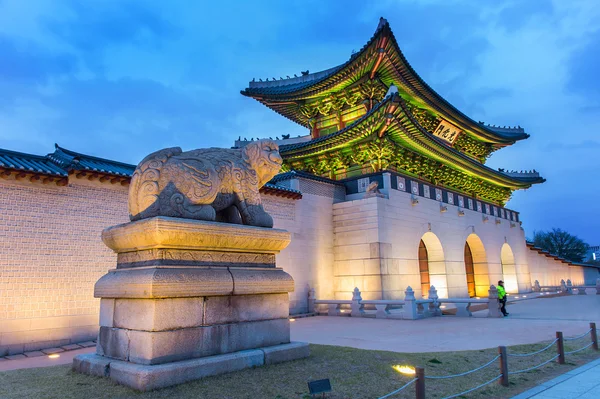 Palacio Gyeongbokgung por la noche en Seúl, Corea del Sur . — Foto de Stock