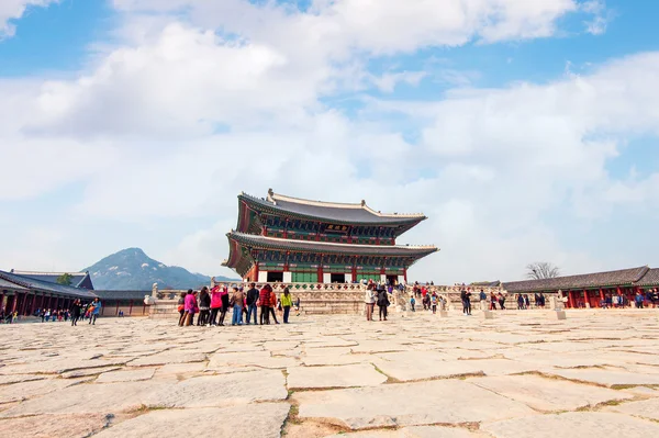 SEOUL, COREIA DO SUL - 9 DE ABRIL: Turistas tirando fotos da bela paisagem ao redor do Palácio Gyeongbokgung . — Fotografia de Stock