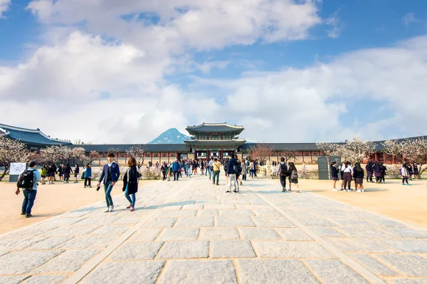 SEOUL, COREIA DO SUL - 9 DE ABRIL: Turistas tirando fotos da bela paisagem ao redor do Palácio Gyeongbokgung . — Fotografia de Stock