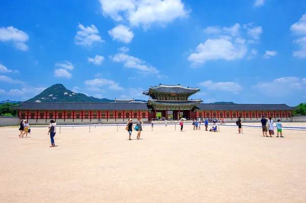 SEOUL, COREIA DO SUL - JUNHO 28: Soldado com uniforme tradicional da dinastia Joseon guarda o Palácio Gyeongbokgung — Fotografia de Stock