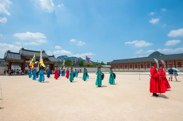 SEOUL, COREA DEL SUD - 28 GIUGNO: Soldato con le tradizionali uniformi della dinastia Joseon custodisce il Palazzo Gyeongbokgung — Foto Stock