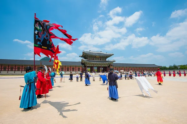 Seoul, Dél-Korea - június 28: Hagyományos Joseon dinasztia egységes katona őrök a Gyeongbokgung palota — Stock Fotó