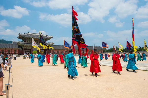 SEOUL, COREA DEL SUD - 28 GIUGNO: Soldato con le tradizionali uniformi della dinastia Joseon custodisce il Palazzo Gyeongbokgung — Foto Stock