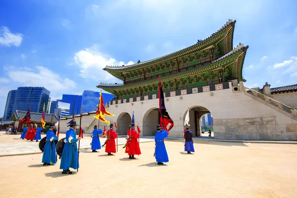 SEOUL, COREIA DO SUL - JUNHO 28: Soldado com uniforme tradicional da dinastia Joseon guarda o Palácio Gyeongbokgung — Fotografia de Stock
