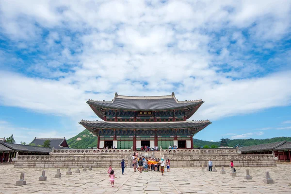 SEOUL, COREA DEL SUD - 17 LUGLIO: I turisti fotografano il bellissimo paesaggio intorno al Palazzo Gyeongbokgung . — Foto Stock