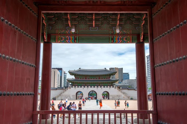 Σεούλ, Νότια Κορέα - 17 Ιουλίου: τουρίστες λαμβάνοντας φωτογραφίες από το όμορφο τοπίο γύρω από το παλάτι του Gyeongbokgung. — Φωτογραφία Αρχείου