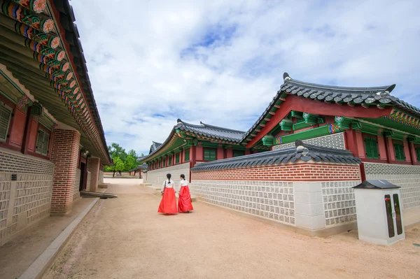 Σεούλ, Νότια Κορέα - 17 Ιουλίου: τουρίστες λαμβάνοντας φωτογραφίες από το όμορφο τοπίο γύρω από το Gyeongbokgung. — Φωτογραφία Αρχείου