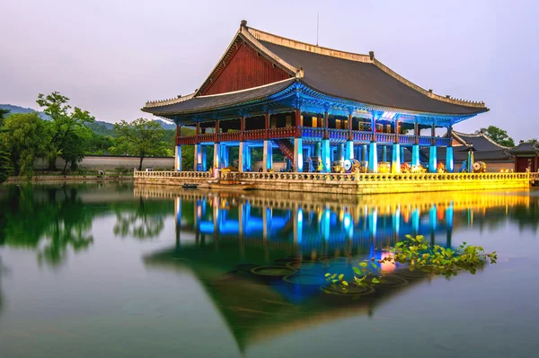Gyeongbokgung Palace y la Vía Láctea por la noche en Seúl, Corea . —  Fotos de Stock