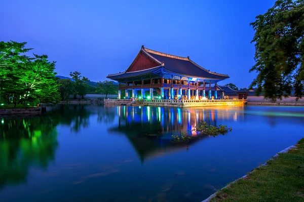 Παλάτι Gyeongbokgung και Milky Way τη νύχτα στη Σεούλ, Κορέα. — Φωτογραφία Αρχείου