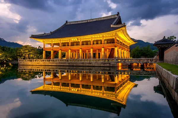 Gyeongbokgung Palace por la noche en Seúl, Corea . — Foto de Stock