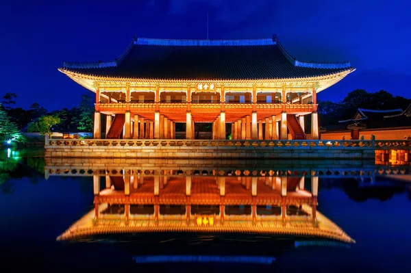 Gyeongbokgung Palace por la noche en Seúl, Corea . — Foto de Stock