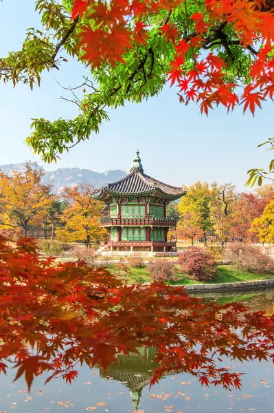 Gyeongbokgung Palast im Herbst, Südkorea. — Stockfoto