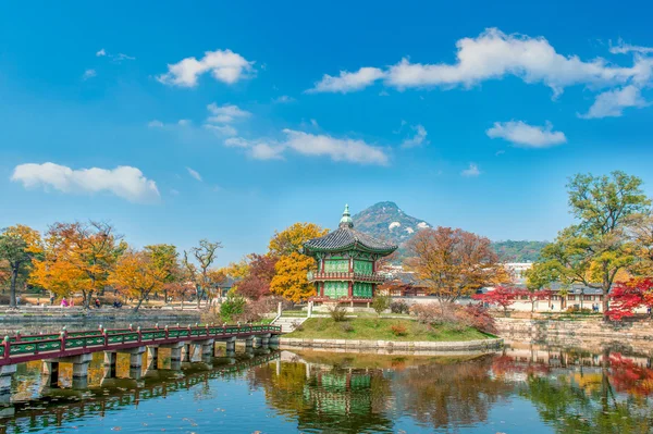 Осінь у Gyeongbukgung палаці, Корея. — стокове фото