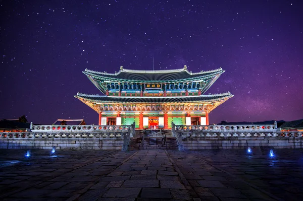 Gyeongbokgung Palace and Milky Way at night in seoul,Korea. — Stock Photo, Image