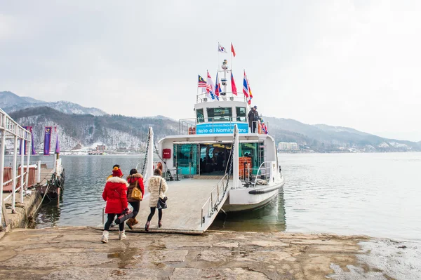 NAMI ö - Sydkorea - 19 januari: Turister ta bilder av den vackra naturen runt Nami Island — Stockfoto