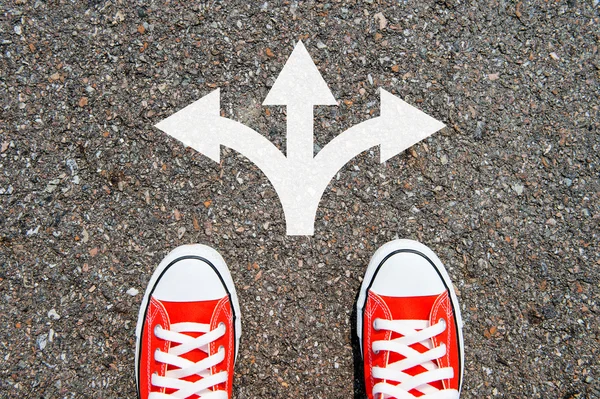 Başarı metin siyah zemin üzerine kırmızı spor ayakkabı ile ayak kavramı.