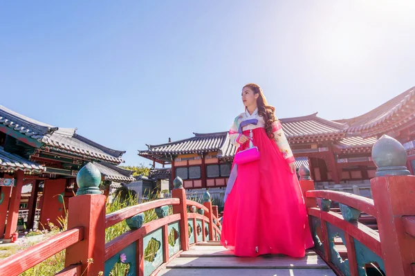 Femme avec Hanbok à Gyeongbokgung, la robe traditionnelle coréenne . — Photo