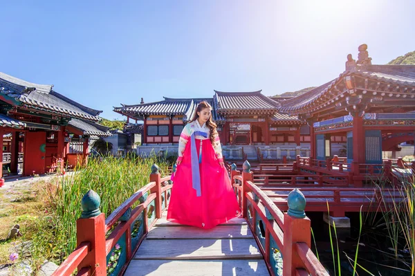 Hanbok Gyeongbokgung, geleneksel Kore kıyafet içinde kadınla.