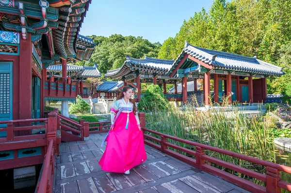 Frau mit Hanbok in gyeongbokgung, der traditionellen koreanischen Kleidung. — Stockfoto