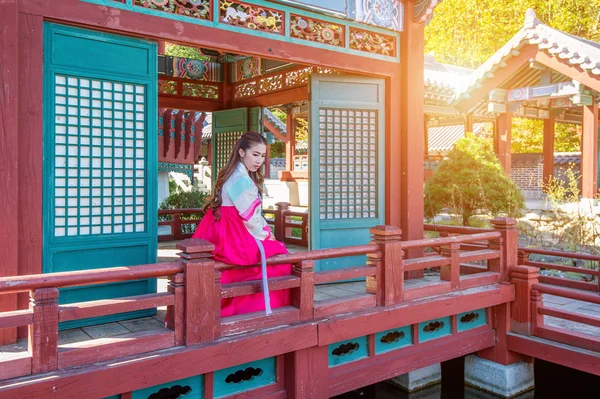 Mujer con Hanbok en Gyeongbokgung, el vestido tradicional coreano . — Foto de Stock