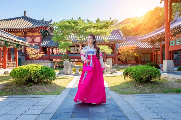 Hanbok Gyeongbokgung, geleneksel Kore kıyafet içinde kadınla.