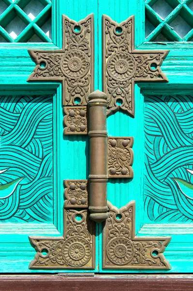 Starý rezavý zámek dřevěná vrata. — Stock fotografie