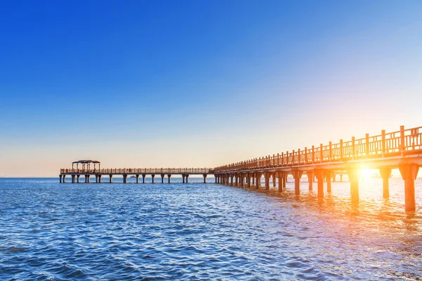 Muelle o puente y puesta de sol en el mar en Ansan, Corea del Sur . — Foto de Stock