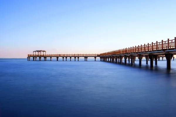Muelle o puente sobre el mar en Ansan, Corea del Sur . — Foto de Stock