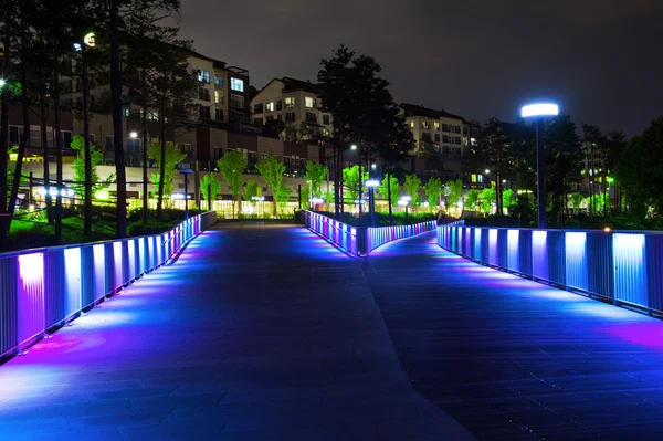 Puente colorido y paisaje urbano por la noche en Corea . — Foto de Stock