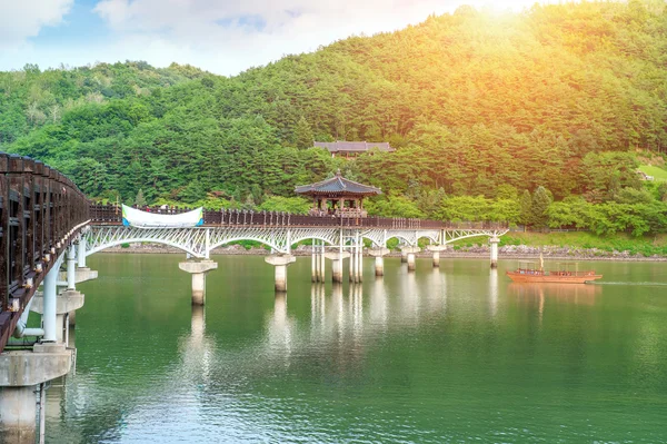 Houten brug of Wolyeonggyo brug in Andong, Zuid-Korea. — Stockfoto