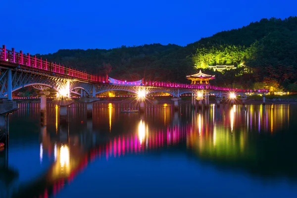 Ponte colorida ou Wolyeonggyo Bridge à noite em Andong, Coréia . — Fotografia de Stock