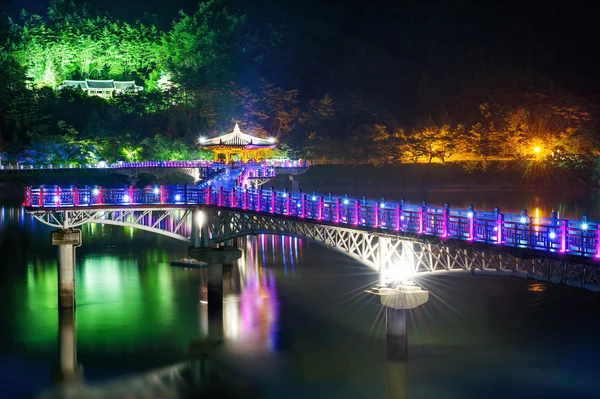 七彩桥或晚上在韩国安东 Wolyeonggyo 桥. — 图库照片