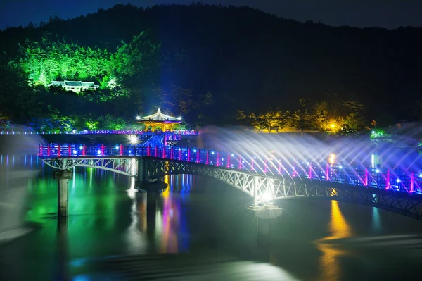 Πολύχρωμο γέφυρα ή γέφυρα Wolyeonggyo τη νύχτα στην Andong, Κορέα. — Φωτογραφία Αρχείου
