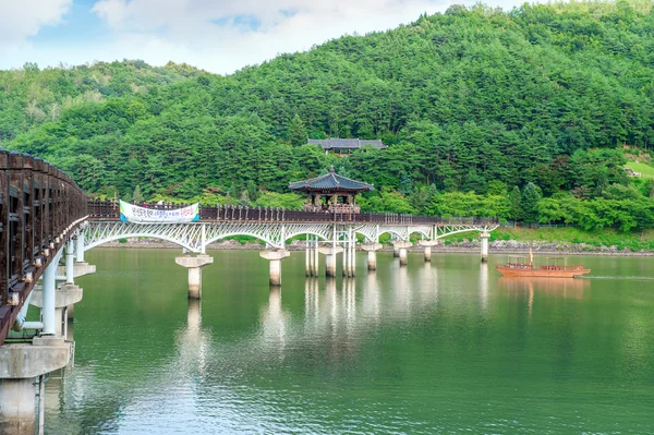 Houten brug of Wolyeonggyo brug in Andong, Zuid-Korea. — Stockfoto