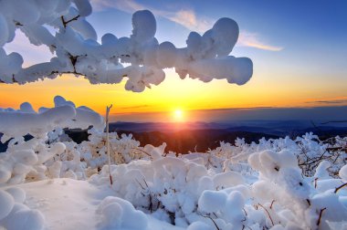 Sunrise Deogyusan dağlar karla kaplı Kış, Güney Kore.
