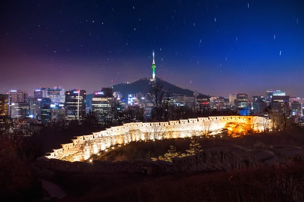 韓国ソウルのダウンタウンの街並みとソウルタワーの眺め. — ストック写真