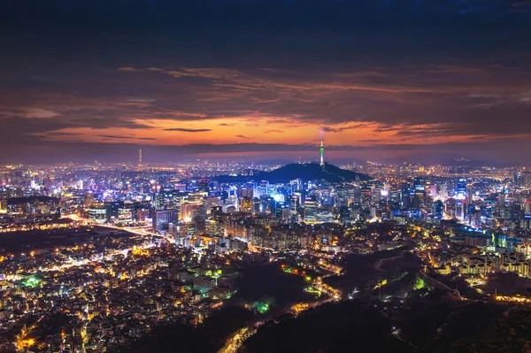 Vista del paisaje urbano del centro y la torre de seúl en Seúl, Corea del Sur. — Foto de Stock