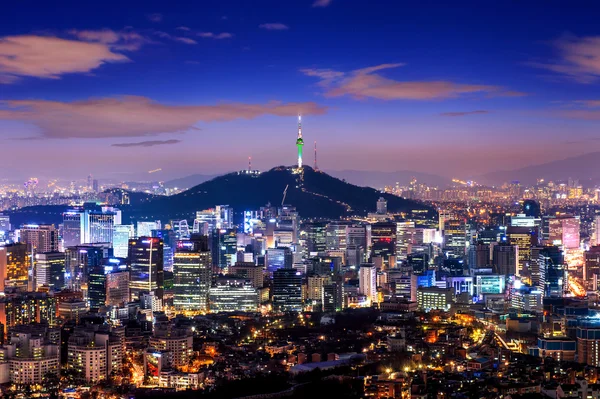 Vista del paisaje urbano del centro y la torre de seúl en Seúl, Corea del Sur. — Foto de Stock