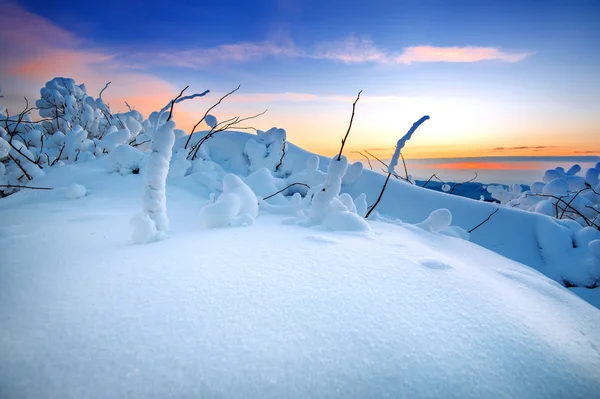 Sunrise a Deogyusan hegyek hóval télen, Dél-Korea. — Stock Fotó