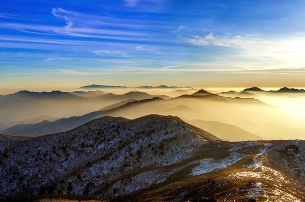 Pico de montañas Deogyusan en invierno, Corea del Sur. Paisaje invierno . — Foto de Stock