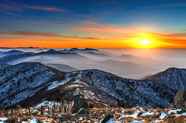 德裕山山脉，韩国冬季景观与日落和雾. — 图库照片