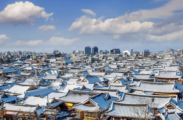 全州传统朝鲜族村落的屋顶覆盖着雪，在冬季，韩国的全州韩屋村. — 图库照片