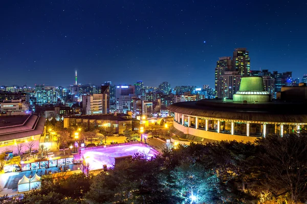 Vista del paisaje urbano del centro y la torre de seúl en Seúl, Corea del Sur. — Foto de Stock