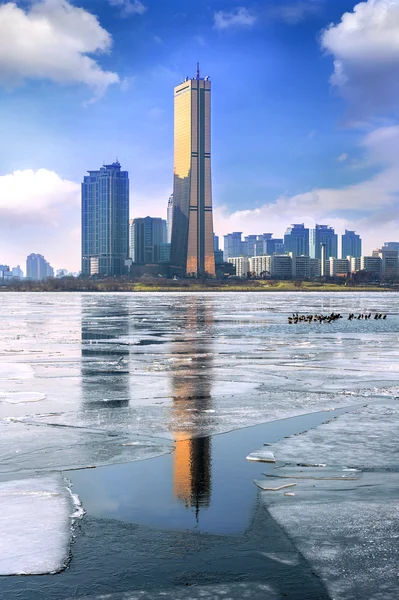 Is av Han-floden och stadsbilden på vintern, Seoul i Sydkorea. — Stockfoto