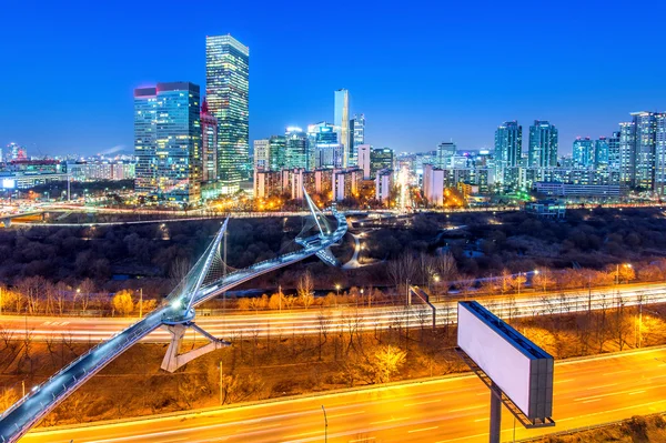 Forgalom, Singil district, Seoul Korea skyline éjjel. — Stock Fotó