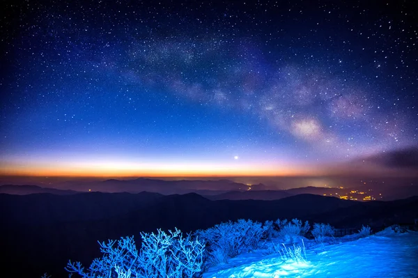 Milky Way Galaxy over Mountain at Night, Deogyusan mountain in South Korea. — Stock Photo, Image