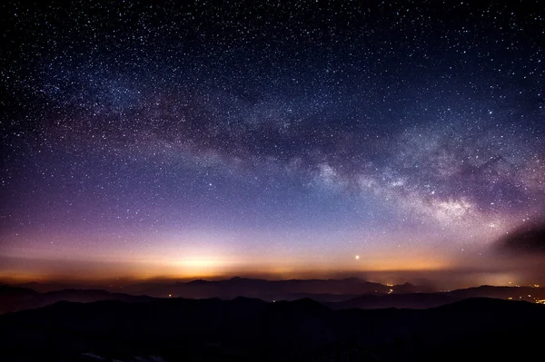 Galaxie Mléčná dráha nad horami v noci, Deogyusan hory v Jižní Koreji. — Stock fotografie