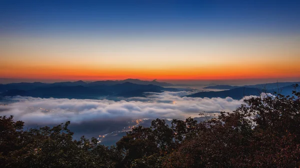Горы Сеораксан покрыты утренним туманом и восходом солнца в Сеуле, Корея . — стоковое фото