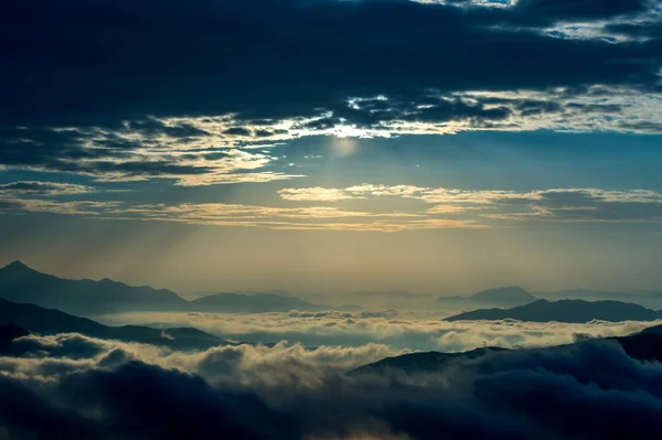 Seoraksan Berge ist bedeckt von Morgennebel und Sonnenaufgang in seoul, Korea. — Stockfoto